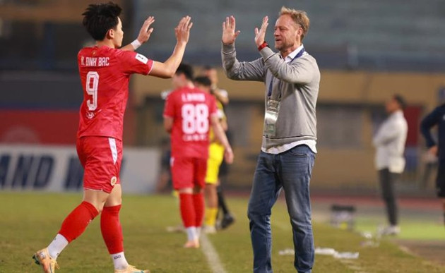 Ảnh bài viết HLV Polking khuyên Đình Bắc đừng vội vàng sau bàn thắng