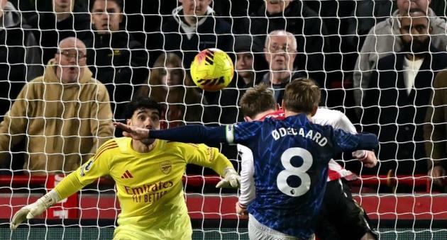 Ảnh bài viết Hòa Brentford, Arsenal lỡ thời cơ cắt đuôi nhóm bám đuổi