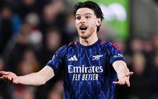 Declan Rice: 6.8: Rice là điểm sáng hiếm hoi giữ được sự điềm tĩnh trong hiệp một. Những pha đột phá mạnh mẽ của anh đã thúc đẩy Arsenal tiến lên sau giờ nghỉ. Đặc biệt, pha đánh chặn xuất sắc trong vòng cấm ở phút 90 đã cho thấy tinh thần chiến đấu tuyệt vời của cầu thủ này.

Eberechi Eze: 6.1: Được trao cơ hội hiếm hoi đá chính ở vị trí số 10 nhưng Eze đã bỏ lỡ đáng tiếc. Anh thi đấu mờ nhạt, có ít pha chạm bóng và chuyền bóng đến mức đáng báo động trước khi bị thay ra ở hiệp hai.

Noni Madueke: 7.9: Bàn thắng bằng đầu ngoạn mục của anh đã tạo nên sự khác biệt cho hàng công "Pháo thủ". Tuy nhiên, nhìn tổng thể, các pha xử lý cuối cùng của Madueke vẫn khá dễ đoán khi thường xuyên tung ra những đường tạt bóng thiếu lực.

Leandro Trossard: 6.7: Là cầu thủ tấn công năng nổ nhất của Arsenal trong hiệp một. Anh di chuyển vào trung lộ khá linh hoạt nhưng thường xuyên rơi vào tình trạng thiếu người phối hợp. 

Viktor Gyokeres: 6.4 Có một vài khoảnh khắc giữ bóng tốt nhưng không tung ra được cú sút nào và nhìn chung bị hàng phòng ngự Brentford phong tỏa khá chặt. Dù vậy, anh đã làm tốt vai trò kiến thiết với đường chuyền thuận lợi cho Timber thoát xuống ở cuối trận.