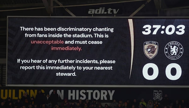 Thông báo trên sân nhà CLB Hull City ngay khi trận đấu đang diễn ra.