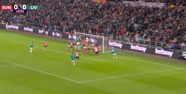 Liverpool bố trí nhiều cầu thủ ở khu vực cấm địa.