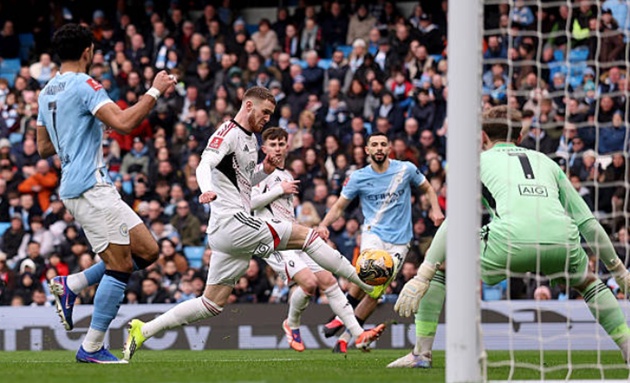 Ảnh bài viết Sky Sports chê hàng thủ Salford nghiệp dư trước Man City