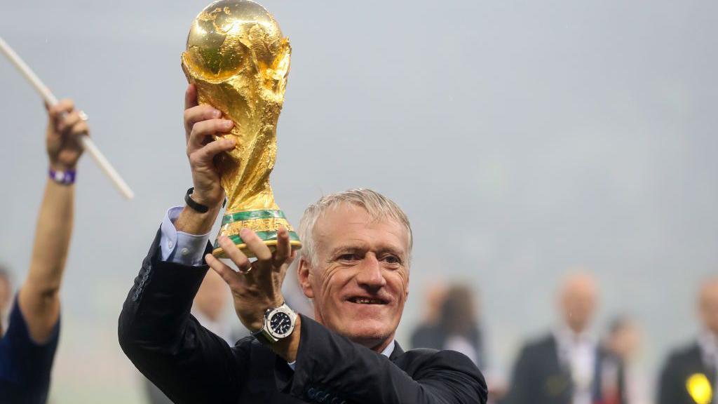 Deschamps vô địch World Cup cả ở cương vị cầu thủ và HLV.