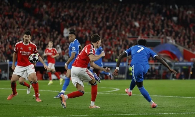 Ảnh bài viết Vinicius lập siêu phẩm giúp Real hạ Benfica của Mourinho