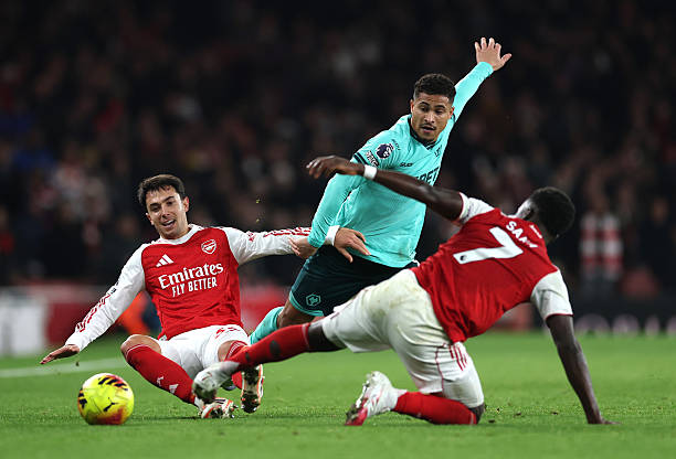 Arsenal buộc phải thận trọng trước Wolves.