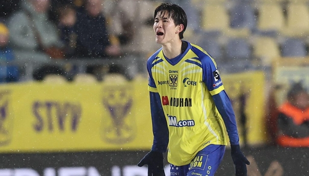 Chelsea và Tottenham cạnh tranh chữ ký của Keisuke Goto.