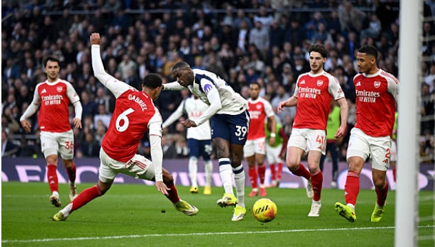 Ảnh bài viết Neville chê Saliba hời hợt trong bàn gỡ của Kolo Muani