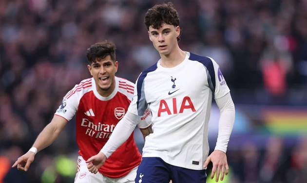 Archie Gray phải đá ở hàng thủ dù là một tiền vệ.