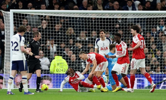 Eze là hung thần của hàng thủ Tottenham.