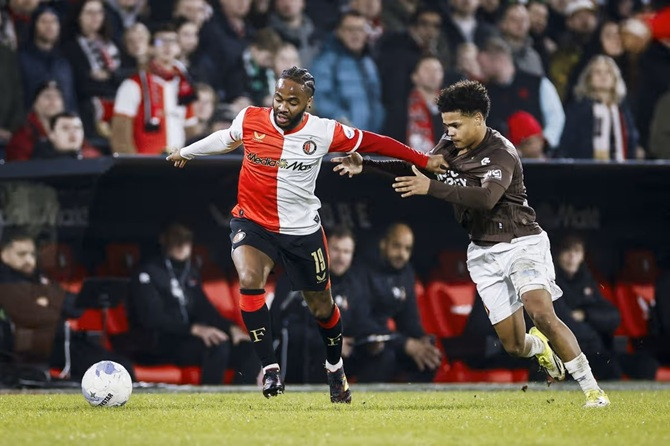 Ảnh bài viết Truyền thông Hà Lan chê Sterling mờ nhạt ngày ra mắt