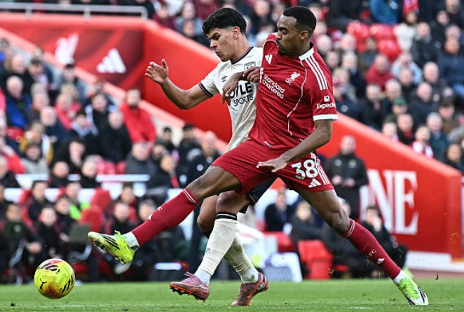 Ryan Gravenberch – 7.3 điểm: Gravenberch tiếp tục cho thấy sự tiến bộ dưới thời Arne Slot. Anh là người thực hiện đường chuyền thông minh cho Ekitike mở tỉ số và duy trì khả năng kiểm soát khu vực trung tuyến rất tốt với những tình huống di chuyển không mệt mỏi.

Dominik Szoboszlai – 7.2 điểm: Ngôi sao người Hungary đóng vai trò "tiếp đạn" đắc lực với pha đá phạt góc chính xác giúp Van Dijk ghi bàn. Anh liên tục tung ra những đường chuyền xuyên phá vào khu vực 1/3 cuối sân đối phương. Szoboszlai cũng phải nhận một thẻ vàng vì lỗi phản ứng.

Cody Gakpo – 7.2 điểm: Thi đấu ở hành lang cánh trái, Gakpo luôn là mối đe dọa thường trực với những pha đi bóng lắt léo. Anh ghi tên mình lên bảng tỉ số sau một pha solo và dứt điểm hiểm hóc. Dù nhận một thẻ vàng, nhưng đây vẫn là một trận đấu đầy năng lượng của tiền đạo người Hà Lan.

Mohamed Salah – 6.9 điểm: Một ngày thi đấu dưới sức của ngôi sao người Ai Cập. Salah gặp khó khăn trong việc tìm đường vào khung thành West Ham và không tạo ra được những pha dứt điểm đột biến như thường thấy. Anh thi đấu nỗ lực nhưng thiếu đi sự sắc sảo ở những pha bóng cuối cùng.

Hugo Ekitike – 8.6 điểm (Cầu thủ xuất sắc nhất trận): Một màn trình diễn đẳng cấp thế giới của tiền đạo người Pháp. Ekitike không chỉ trực tiếp mở tỉ số với một pha dứt điểm tinh tế mà còn đóng góp tới 2 đường kiến tạo, trong đó có pha làm tường thông minh cho Mac Allister. Anh chính là nguồn cảm hứng lớn nhất mang về 3 điểm cho The Reds.

Chấm điểm các cầu thủ Liverpool theo BongDa.com.vn.