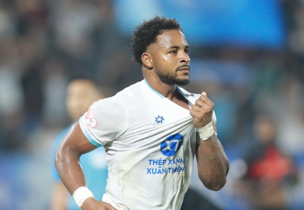 Xuân Son ghi bàn cho Nam Định.