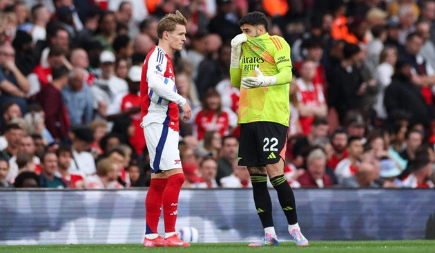 Các cầu thủ vẫn che miệng dù chỉ giao tiếp chuyện đời thường.