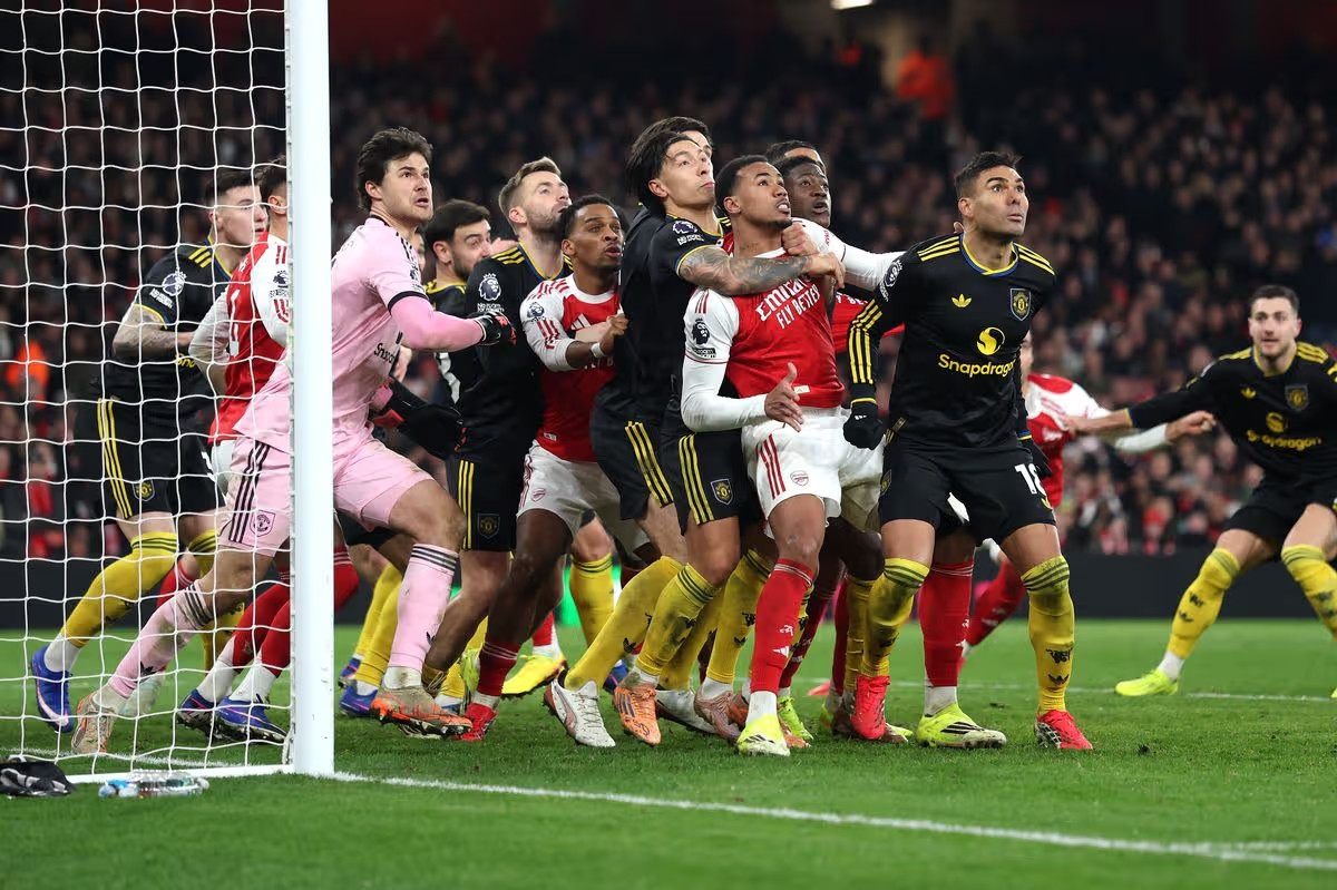 Ảnh bài viết Moyes đòi trọng tài phạt nặng đòn bóng chết của Arsenal