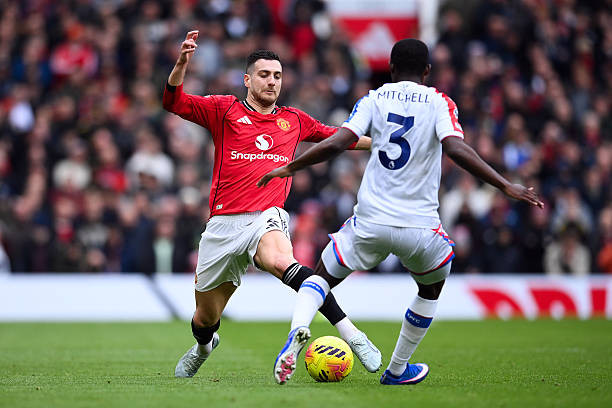 Diogo Dalot - 6.8: Đây chưa phải là trận đấu xuất sắc nhất của hậu vệ người Bồ Đào Nha. Anh thường xuyên thất thế trong các pha tranh chấp tay đôi trước khi thế trận trở nên dễ thở hơn nhờ việc đối phương mất người.