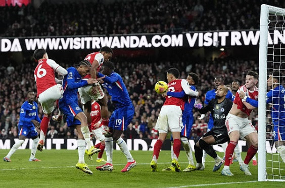 Timber nâng tỷ số lên 2-1 cho Arsenal.