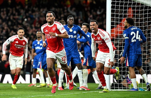 Arsenal giành chiến thắng bởi 2 pha phạt góc thành bàn.