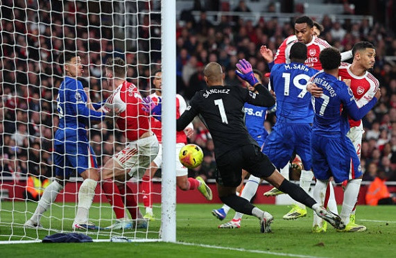 Arsenal giành chiến thắng kịch tính trước Chelsea.