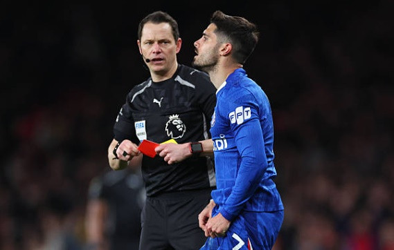 Neto khiến Chelsea ôm hận bởi tấm thẻ đỏ.