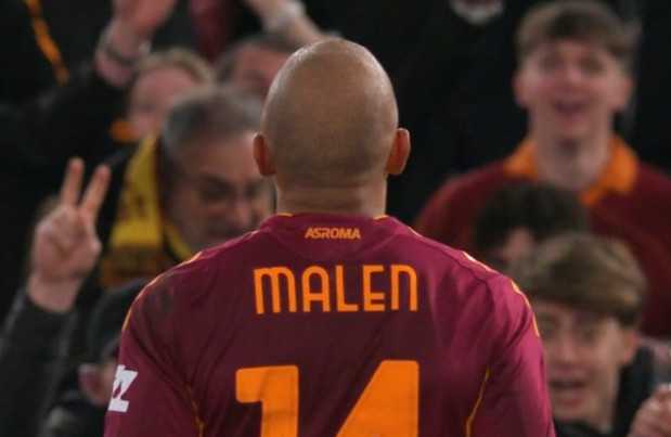 Malen ghi bàn cho Roma.