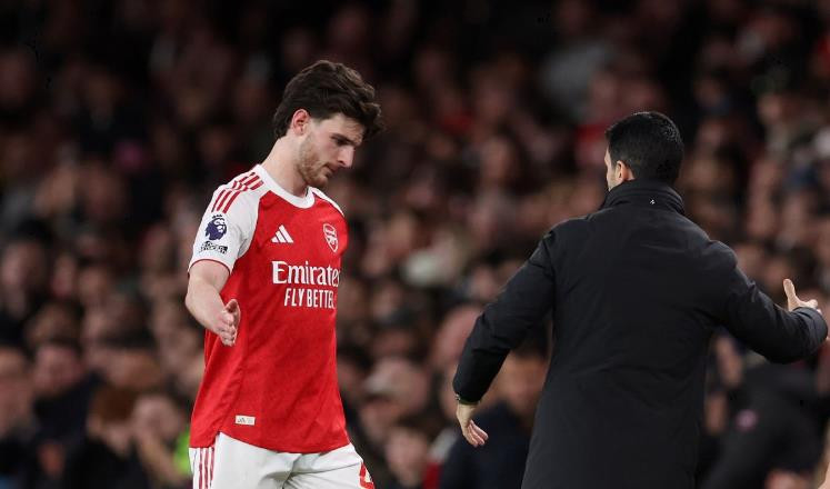 Declan Rice (7.4 điểm): Thực hiện quả phạt góc chính xác cho Timber ghi bàn nhưng nhìn chung chơi dưới sức. May mắn không bị thổi phạt đền vì lỗi dùng tay chơi bóng và có một pha chuyền về vụng về dẫn đến phạt góc.



Bukayo Saka (7.3 điểm): Hoàn toàn áp đảo Jorrel Hato và tạo điều kiện cho Timber băng lên nguy hiểm. Tạt bóng tốt dẫn đến bàn mở tỷ số và tạo cơ hội ngon ăn cho Rice và Eberechi Eze. Chơi rất sắc bén và xứng đáng có ít nhất một kiến tạo.





Eberechi Eze (7 điểm): Chậm chạp, đặc biệt là so với màn trình diễn người hùng trước Spurs. Cho thấy kỹ thuật tuyệt vời, nhưng thường xuyên giữ bóng quá lâu và thiếu quyết đoán. 

Leandro Trossard (6.8 điểm): Một màn trình diễn tệ hại. Ra quyết định khó hiểu khi cố rê dắt ngay trước vòng cấm đội nhà, thiếu quyết đoán trước khung thành và xử lý bóng cẩu thả. Không ngạc nhiên khi bị thay ra trước phút 60.

Viktor Gyokeres (6.9 điểm): Là điểm đến thường xuyên của các đợt tấn công nhờ khả năng di chuyển không biết mệt mỏi. Chơi trực diện và tích cực khi có bóng. Dù khâu dứt điểm chưa tốt nhưng đóng góp vào lối chơi chung là rất quan trọng.