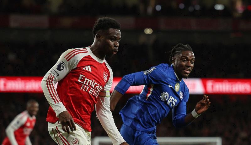 Bukayo Saka (7.3 điểm): Hoàn toàn áp đảo Jorrel Hato và tạo điều kiện cho Timber băng lên nguy hiểm. Tạt bóng tốt dẫn đến bàn mở tỷ số và tạo cơ hội ngon ăn cho Rice và Eberechi Eze. Chơi rất sắc bén và xứng đáng có ít nhất một kiến tạo.





Eberechi Eze (7 điểm): Chậm chạp, đặc biệt là so với màn trình diễn người hùng trước Spurs. Cho thấy kỹ thuật tuyệt vời, nhưng thường xuyên giữ bóng quá lâu và thiếu quyết đoán. 

Leandro Trossard (6.8 điểm): Một màn trình diễn tệ hại. Ra quyết định khó hiểu khi cố rê dắt ngay trước vòng cấm đội nhà, thiếu quyết đoán trước khung thành và xử lý bóng cẩu thả. Không ngạc nhiên khi bị thay ra trước phút 60.

Viktor Gyokeres (6.9 điểm): Là điểm đến thường xuyên của các đợt tấn công nhờ khả năng di chuyển không biết mệt mỏi. Chơi trực diện và tích cực khi có bóng. Dù khâu dứt điểm chưa tốt nhưng đóng góp vào lối chơi chung là rất quan trọng.