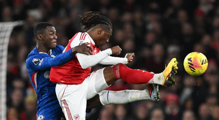 Eberechi Eze (7 điểm): Chậm chạp, đặc biệt là so với màn trình diễn người hùng trước Spurs. Cho thấy kỹ thuật tuyệt vời, nhưng thường xuyên giữ bóng quá lâu và thiếu quyết đoán. 

Leandro Trossard (6.8 điểm): Một màn trình diễn tệ hại. Ra quyết định khó hiểu khi cố rê dắt ngay trước vòng cấm đội nhà, thiếu quyết đoán trước khung thành và xử lý bóng cẩu thả. Không ngạc nhiên khi bị thay ra trước phút 60.

Viktor Gyokeres (6.9 điểm): Là điểm đến thường xuyên của các đợt tấn công nhờ khả năng di chuyển không biết mệt mỏi. Chơi trực diện và tích cực khi có bóng. Dù khâu dứt điểm chưa tốt nhưng đóng góp vào lối chơi chung là rất quan trọng.