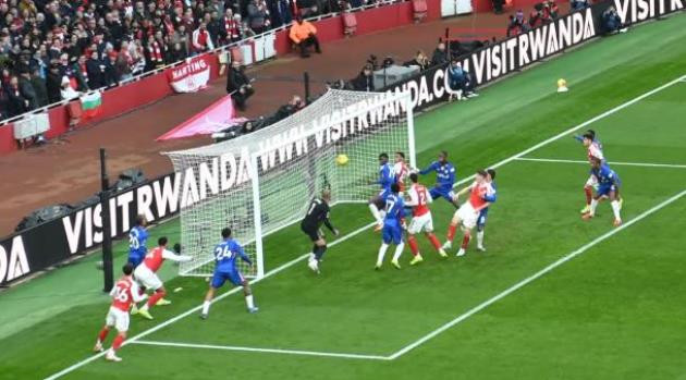 Chelsea phòng ngự kém cỏi ở tình huống cố định.