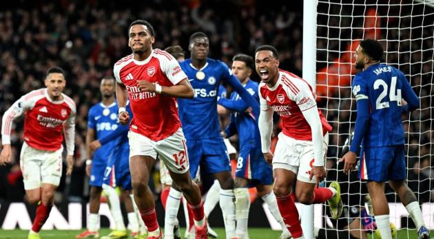 Arsenal phải chịu áp lực lớn từ Man City.