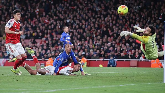 David Raya thực hiện pha cứu thua đẳng cấp trong trận đấu với Chelsea.