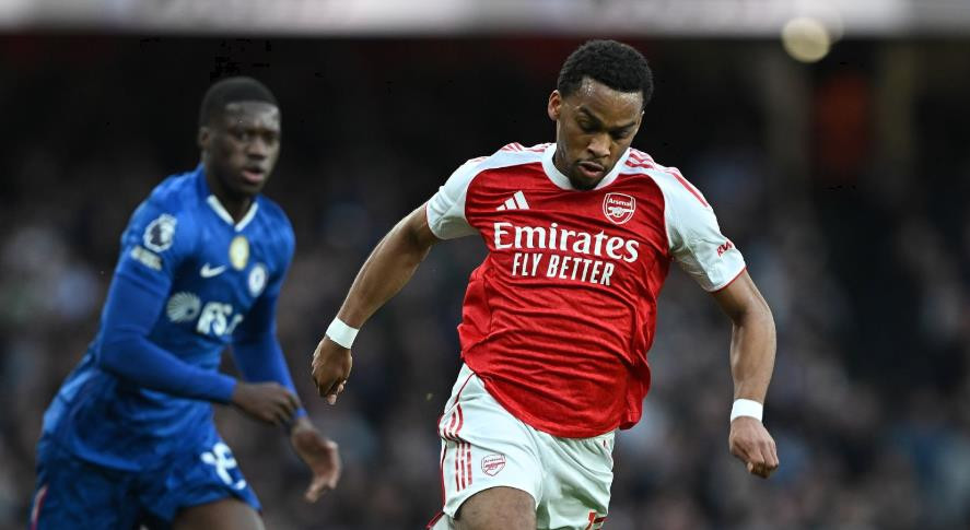 Jurrien Timber (7.8 điểm): Phối hợp chồng biên tuyệt vời với Bukayo Saka, tạo ra quả phạt góc dẫn đến bàn mở tỷ số của Saliba. Sau đó tự mình bật cao đánh đầu ghi bàn tái lập thế dẫn trước. Đã trở lại phong độ tốt nhất sau chuỗi trận im hơi lặng tiếng.



William Saliba (7.9 điểm): Ghi bàn thắng đầu tiên trong mùa giải để mở tỷ số, phản ứng nhanh nhạy đánh đầu cận thành. Đôi lúc khiến người hâm mộ lo lắng vì giữ bóng quá lâu trong hiệp hai và có một đường chuyền hỏng, nhưng nhìn chung vẫn rất vững chắc.

Gabriel (7.4 điểm): Thống trị không chiến ở cột xa để kiến tạo cho bàn mở tỷ số. Không hoàn toàn áp đảo được Joao Pedro và phải nhận thẻ vàng vì pha phạm lỗi không cần thiết, nhưng vẫn là chốt chặn quan trọng. Phòng ngự xuất sắc ở phút bù giờ để chặn cú sút của Liam Delap.



Piero Hincapie (7.4 điểm): Hincapie lên công về thủ không biết mệt mỏi bên cánh trái với tốc độ ấn tượng. Ngày càng nguy hiểm hơn khi tham gia tấn công. Không may mắn với bàn phản lưới nhà.

Martin Zubimendi (6.9 điểm): Gây thót tim với đường chuyền về tai hại buộc Raya phải vất vả phá bóng. Chơi cao hơn Rice nhưng là cầu thủ chạm bóng ít nhất bên phía Arsenal trong hiệp một.