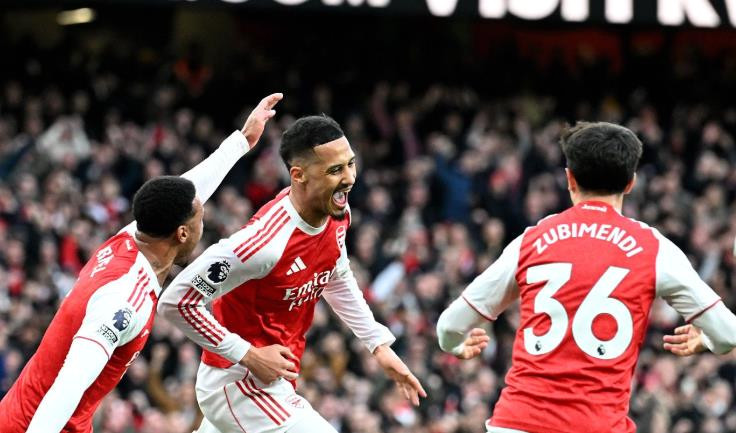 William Saliba (7.9 điểm): Ghi bàn thắng đầu tiên trong mùa giải để mở tỷ số, phản ứng nhanh nhạy đánh đầu cận thành. Đôi lúc khiến người hâm mộ lo lắng vì giữ bóng quá lâu trong hiệp hai và có một đường chuyền hỏng, nhưng nhìn chung vẫn rất vững chắc.

Gabriel (7.4 điểm): Thống trị không chiến ở cột xa để kiến tạo cho bàn mở tỷ số. Không hoàn toàn áp đảo được Joao Pedro và phải nhận thẻ vàng vì pha phạm lỗi không cần thiết, nhưng vẫn là chốt chặn quan trọng. Phòng ngự xuất sắc ở phút bù giờ để chặn cú sút của Liam Delap.



Piero Hincapie (7.4 điểm): Hincapie lên công về thủ không biết mệt mỏi bên cánh trái với tốc độ ấn tượng. Ngày càng nguy hiểm hơn khi tham gia tấn công. Không may mắn với bàn phản lưới nhà.

Martin Zubimendi (6.9 điểm): Gây thót tim với đường chuyền về tai hại buộc Raya phải vất vả phá bóng. Chơi cao hơn Rice nhưng là cầu thủ chạm bóng ít nhất bên phía Arsenal trong hiệp một.