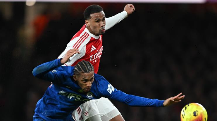 Gabriel (7.4 điểm): Thống trị không chiến ở cột xa để kiến tạo cho bàn mở tỷ số. Không hoàn toàn áp đảo được Joao Pedro và phải nhận thẻ vàng vì pha phạm lỗi không cần thiết, nhưng vẫn là chốt chặn quan trọng. Phòng ngự xuất sắc ở phút bù giờ để chặn cú sút của Liam Delap.



Piero Hincapie (7.4 điểm): Hincapie lên công về thủ không biết mệt mỏi bên cánh trái với tốc độ ấn tượng. Ngày càng nguy hiểm hơn khi tham gia tấn công. Không may mắn với bàn phản lưới nhà.

Martin Zubimendi (6.9 điểm): Gây thót tim với đường chuyền về tai hại buộc Raya phải vất vả phá bóng. Chơi cao hơn Rice nhưng là cầu thủ chạm bóng ít nhất bên phía Arsenal trong hiệp một.