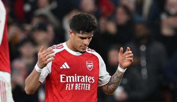 Piero Hincapie (7.4 điểm): Hincapie lên công về thủ không biết mệt mỏi bên cánh trái với tốc độ ấn tượng. Ngày càng nguy hiểm hơn khi tham gia tấn công. Không may mắn với bàn phản lưới nhà.

Martin Zubimendi (6.9 điểm): Gây thót tim với đường chuyền về tai hại buộc Raya phải vất vả phá bóng. Chơi cao hơn Rice nhưng là cầu thủ chạm bóng ít nhất bên phía Arsenal trong hiệp một.