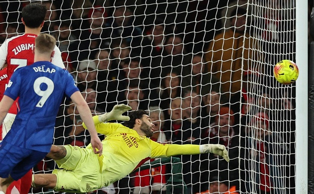 Raya giữ lại cơ hội vô địch cho Arsenal.