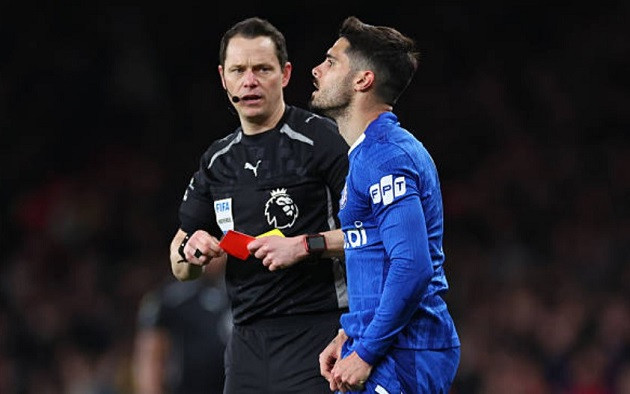 Chelsea mất người lần thứ 9 vì thẻ đỏ ở mùa này.