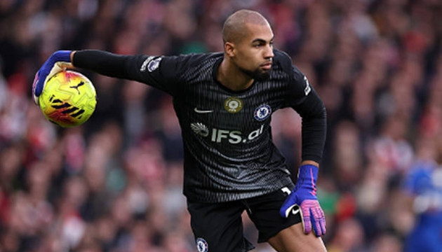 Thủ môn: Robert Sanchez – 6.3 điểmMột ngày thi đấu đầy lo âu của người gác đền Tây Ban Nha. Sanchez liên tục khiến người hâm mộ thót tim với những pha xử lý bóng bằng chân chậm chạp trong hiệp một, tạo cơ hội cho Arsenal gây áp lực ngay sát khung thành. Anh cũng phải chịu trách nhiệm trong bàn thua thứ hai khi phán đoán sai điểm rơi của quả phạt góc. Dù có pha cứu thua xuất sắc sau cú sút của Eze cuối trận, nhưng điểm số 6.3 phản ánh đúng sự thiếu ổn định của anh.