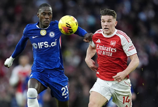 Trung vệ: Trevoh Chalobah – 6.2 điểm Chalobah đã có một trận đấu vất vả khi phải cáng đáng hàng thủ bên cạnh một Mamadou Sarr còn quá non kinh nghiệm. Anh nỗ lực chỉ huy và có một số pha can thiệp kịp thời để ngăn chặn các đợt phản công của Arsenal. Tuy nhiên, trong các tình huống bóng chết, Chalobah cũng không thể giúp hàng thủ Chelsea đứng vững trước sự vượt trội về không chiến của đối phương.