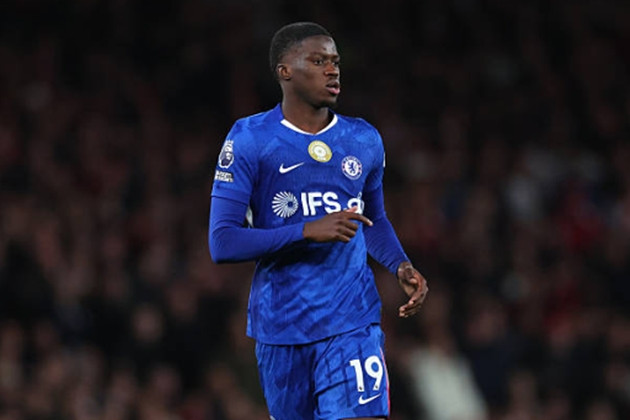 Trung vệ: Mamadou Sarr – 5.9 điểm Màn ra mắt Ngoại hạng Anh đáng quên đối với trung vệ trẻ. Sarr khởi đầu với pha bỏ lỡ cơ hội mười mươi ở đầu trận, và sau đó chính anh là người chạm bóng cuối cùng làm đổi hướng cú đánh đầu của Saliba dẫn đến bàn thua đầu tiên. Sarr lộ rõ sự lúng túng trước áp lực của sân Emirates và thường xuyên thất thế trong các pha tranh chấp với tiền đạo đối phương.