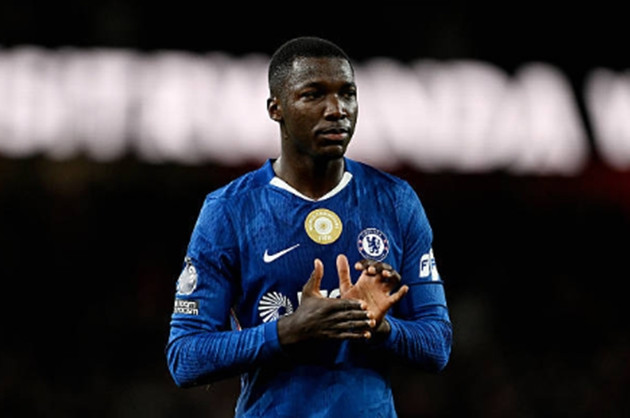 Tiền vệ: Moises Caicedo – 6.3 điểm Caicedo đã hoạt động hết công suất ở khu trung tuyến để "dọn dẹp" và thu hồi bóng. Tuy nhiên, một mình anh không đủ để khỏa lấp những khoảng trống mênh mông mà các đồng đội tuyến trên để lại. Dù chơi nỗ lực và sử dụng bóng khá thông minh, Caicedo vẫn không thể giúp Chelsea kiểm soát được thế trận trong những thời điểm quyết định.