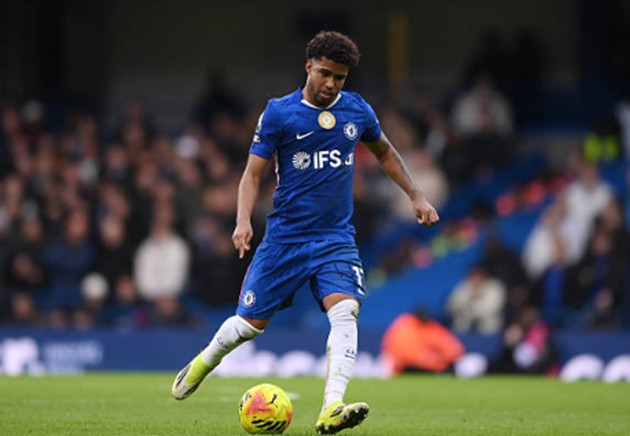 Tiền vệ: Andrey Santos – 6.1 điểm Một màn trình diễn ở mức trung bình của tiền vệ trẻ người Brazil. Santos chơi kỷ luật và nỗ lực theo sát các ngòi nổ của Arsenal như Eze hay Trossard. Tuy nhiên, anh thiếu đi những đường chuyền mang tính đột biến để chuyển đổi trạng thái từ phòng ngự sang tấn công cho đội nhà trước khi bị thay ra ở phút 75.