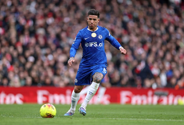 Tiền vệ: Enzo Fernandez – 6.1 điểm Được bố trí chơi nhô cao để tận dụng khả năng sáng tạo, nhưng Enzo lại bị chia cắt hoàn toàn với các tiền đạo trong phần lớn hiệp một. Sang hiệp hai, anh có một vài tình huống dứt điểm từ xa thử thách thủ môn đối phương nhưng không đủ sắc sảo để chuyển hóa thành bàn thắng. Điểm số 6.1 cho thấy anh chưa hoàn thành tốt vai trò tiếp đạn cho hàng công.