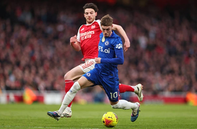 Tiền vệ: Cole Palmer – 5.7 điểm Một trận đấu dưới sức lạ thường của ngôi sao số một Chelsea. Palmer bị các hậu vệ Arsenal chăm sóc quá kỹ lưỡng và gần như không có khoảng trống để xoay xở. Anh thường xuyên phải lùi sâu để nhận bóng và kết thúc trận đấu với một thẻ vàng cùng sự bế tắc hoàn toàn trong việc xuyên thủng hàng thủ đối phương.