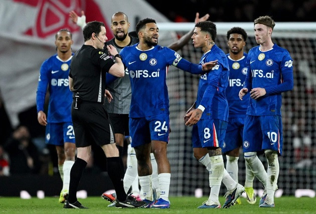 Vũ khí bóng chết của Arsenal khiến Chelsea nhận 2 bàn thắng.
