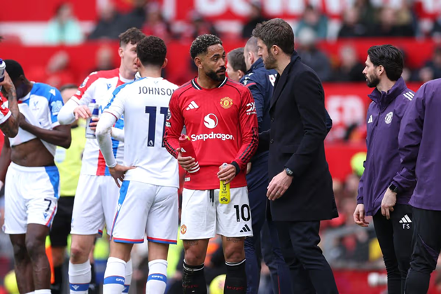 HLV Carrick đã có những lời dặn dò dành cho Cunha trong hiệp một.