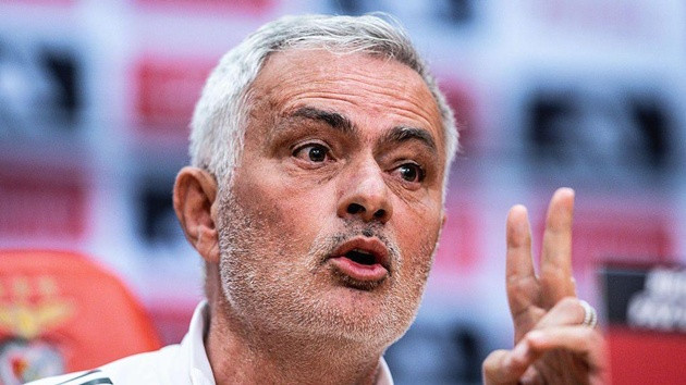 HLV Mourinho phản đối mạnh mẽ hành động phân biệt chủng tộc.