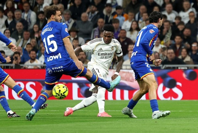 Ngôi sao người Brazil giữa vòng vậy các cầu thủ Getafe.