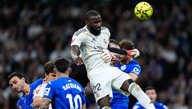 Trung vệ: Antonio Rudiger – 6.3 điểm Rüdiger đã có một đêm thi đấu không thực sự an toàn. Anh khá may mắn khi VAR không can thiệp trong tình huống va chạm với Diego Rico. Đáng trách hơn, trung vệ này đã bỏ lỡ một cơ hội vàng để gỡ hòa ở phút 75 khi pha đánh đầu trong tư thế không người kèm của anh lại đi thiếu chính xác.