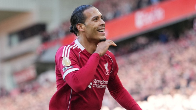 'Tòa tháp' Van Dijk lợi hại ở các pha bóng cố định.