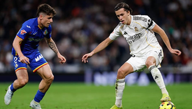 Hậu vệ trái: Alvaro Carreras – 6.2 điểm Carreras tiếp tục cho thấy sự ổn định nhất định trong khâu phòng ngự một chọi một. Tuy nhiên, điểm yếu của anh là khả năng hỗ trợ tấn công gần như bằng không. Anh hoàn toàn thiếu sự kết nối với Vinicius bên hành lang cánh trái, khiến sức ép từ phía Real Madrid trở nên thiếu đa dạng.